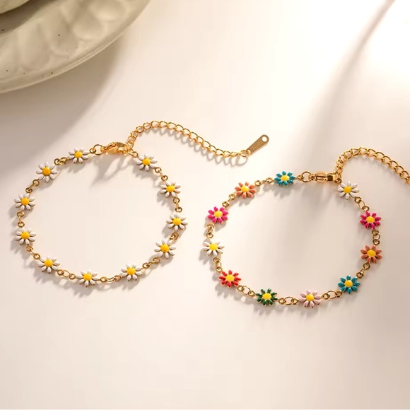 ◾️18K Gold Plated Small Daisy Bracelet - Picture 5 of 7